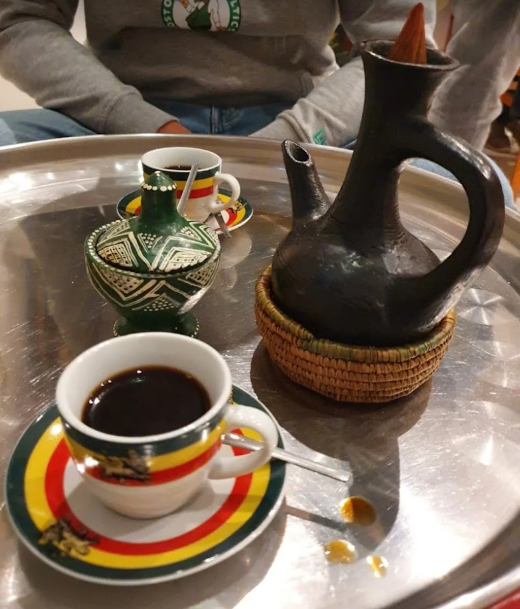 La jebena, cafetière éthiopienne en terre noircie, et ses tasses