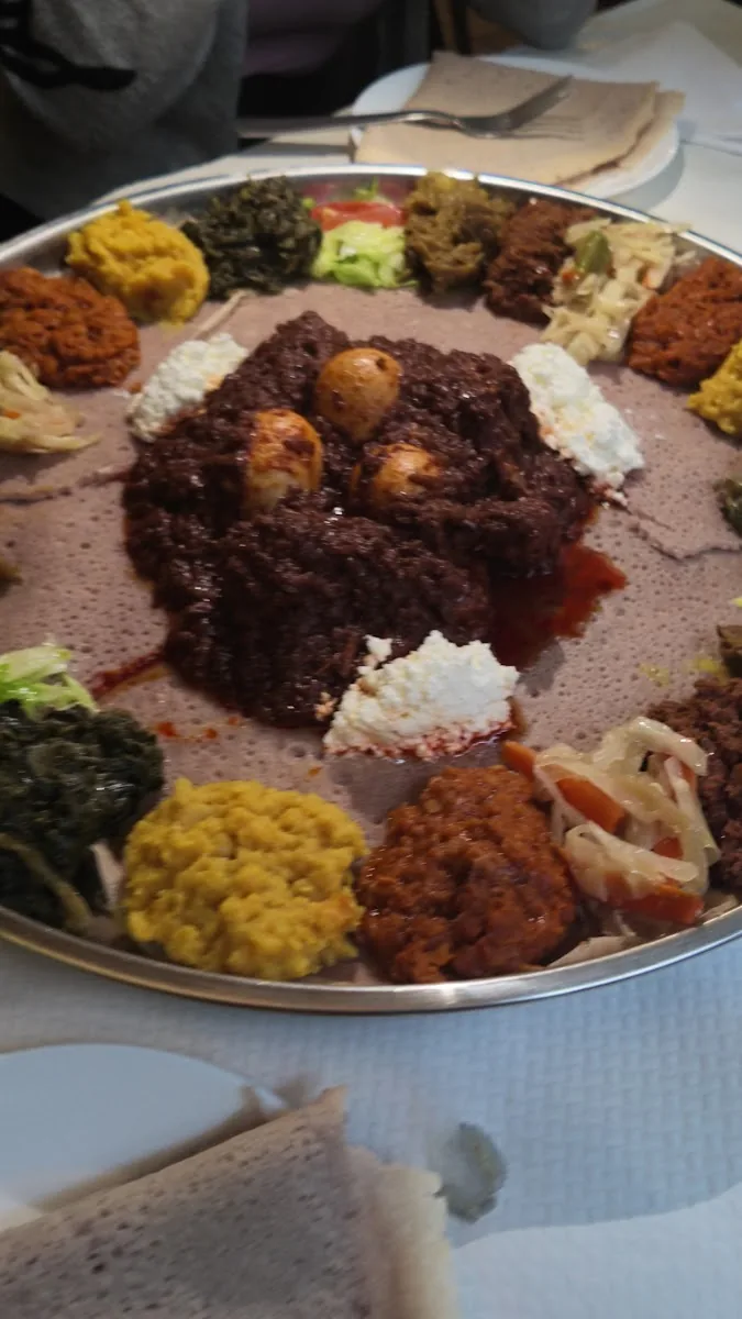 Doro wat, poulet mijoté au berbéré avec ses œufs, servi sur l'injera