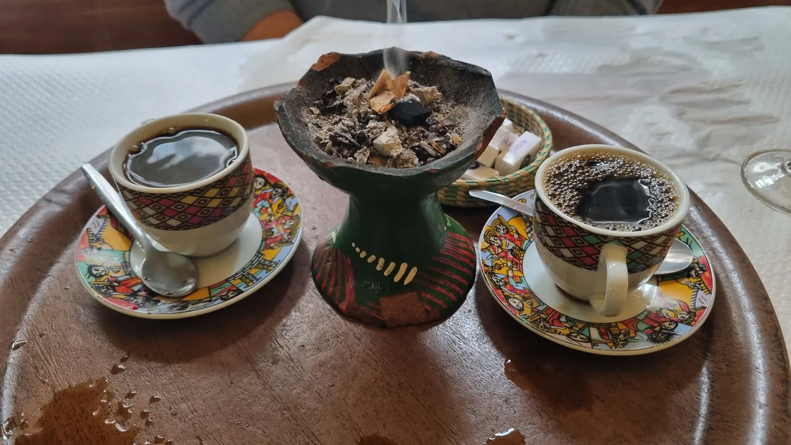 Cérémonie du café éthiopien, encens et tasses peintes sur un plateau de bois